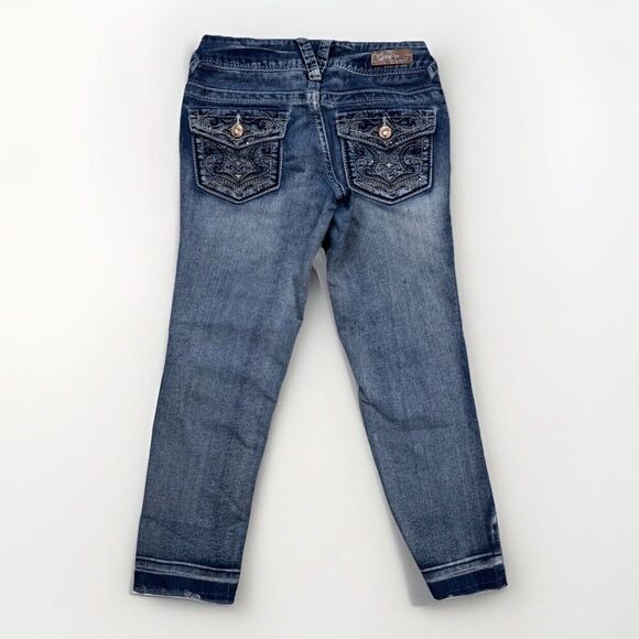 Vanity Jeans Womens 25 Capri Embroidered Blue Stretch Measures 25 x 22 - Picture 2 of 9